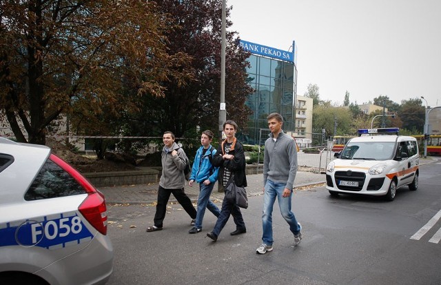 Czteroosobowej manifestacji młodych ludzi towarzyszyły dwa radiowozy - policji i straży miejskiej.