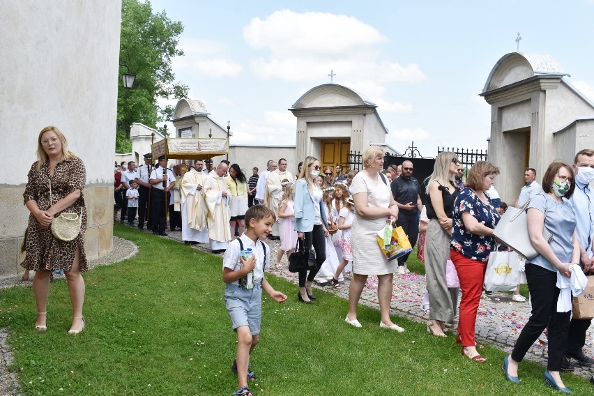 Boże Ciało z obostrzeniami. W sanktuarium w Kobylance oraz gorlickiej bazylice ołtarze ustawione były wokół kościołów [ZDJĘCIA]