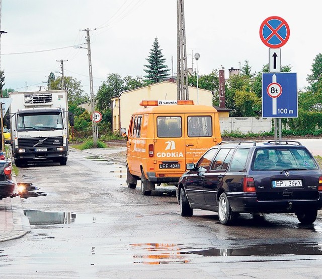 Zamiast przebudowy skrzyżowania i budowy chodnika, przy Piramowicza ustawiono znaki