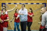 Trening w Ergo Arenie. Minister sportu ćwiczy z dziećmi z Ukrainy [ZDJĘCIA]