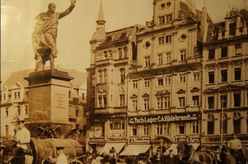 W 1827 roku postawiono tu pomnik feldmarszałka Blüchera