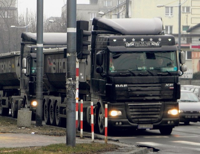 Przez centrum miasta przejeżdża tysiące ciężarówek. Obwodnica ma je wyprowadzić na obrzeża