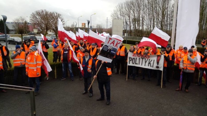 Protest w Lotos Kolej [ZDJĘCIA] Pracownicy wznowili protest [OŚWIADCZENIE Lotosu]