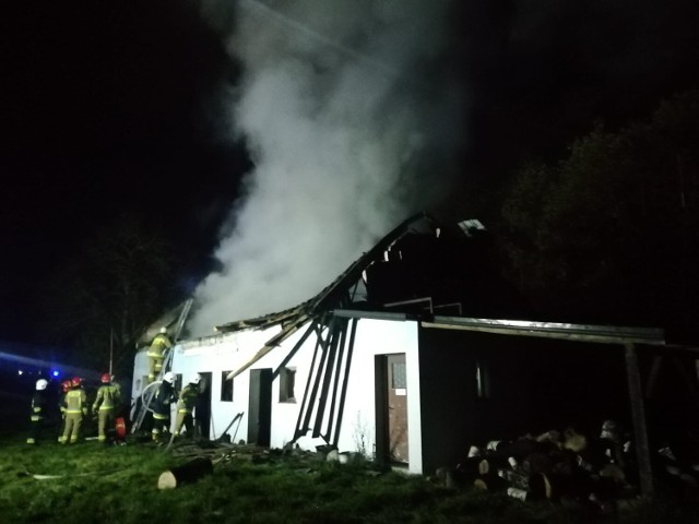 W ogniu stanął murowany, opustoszały dom w Nowych Żukowicach. Strażacy walczyli z pożarem przez ponad dwie godziny