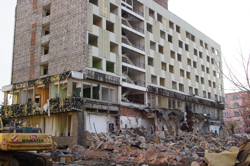Trwa wyburzanie byłego hotelu Orbis Prosna w Kaliszu