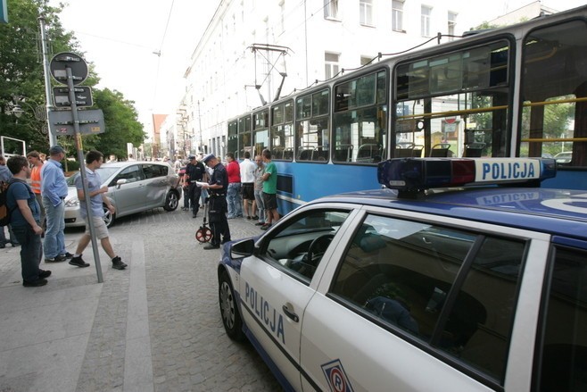 Wrocław: Zderzenie tramwaju z autem zablokowało Szewską (FOTO)