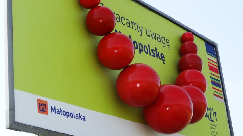 Czerwone korale są głównym symbolem kampanii "Zwracamy uwagę na Małopolske"