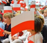 Sławno: Przedszkolaki śpiewają hymn Polski i aż się łezka w oku kręci [ZDJĘCIA, WIDEO]
