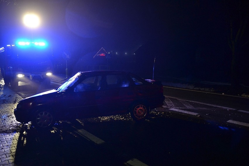 Roztrzaskane auto na drodze w Wyczechowie. AKTUALIZACJA - Ustalono tożsamość kierowcy, który zbiegł z miejsca zdarzenia