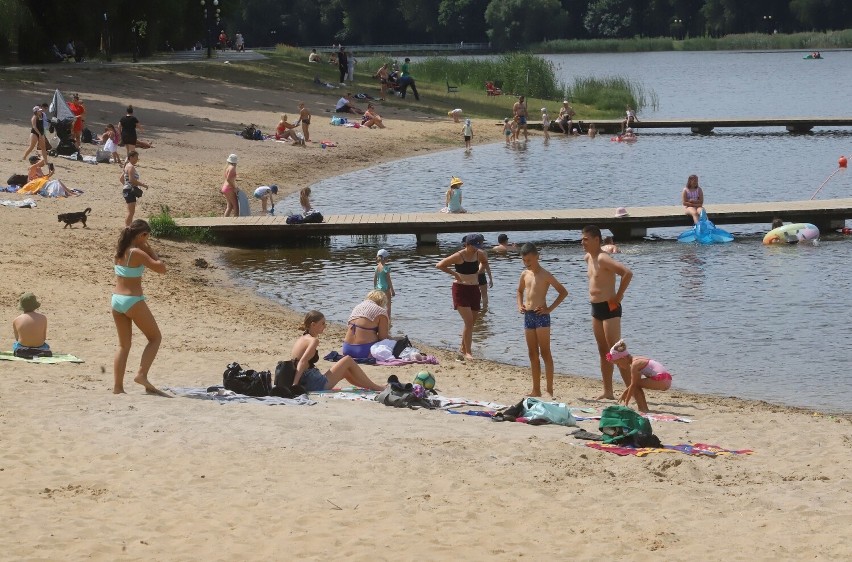 Piątkowe popołudnie nad zalewem Borki w Radomiu. Wielu mieszkańców szukało orzeźwienia w upalny dzień. Zobacz zdjęcia