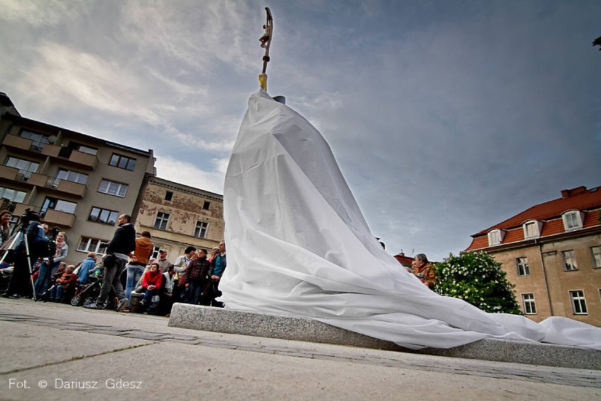 Pomnik św. Jana Pawła II w Świdnicy odsłonięty (ZDJĘCIA)