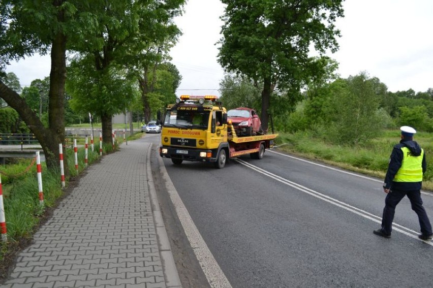 Wypadek w Chełmie Śląskim na DW 934. Dwie osoby ranne