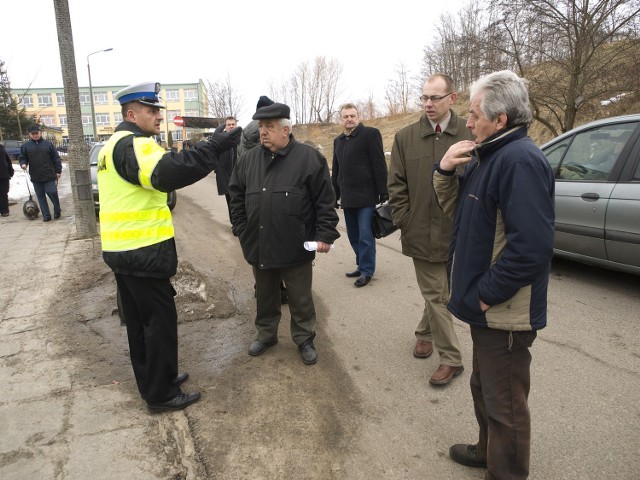 Powiatowy zespół bezpieczeństwa podczas spotkania z mieszkańcami ul. Młodzieżowej