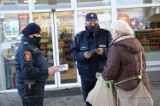 Wspólna akcja policji i straży miejskiej w Brzegu. Rozdają maseczki, a przy okazji przestrzegają seniorów przed oszustwami 