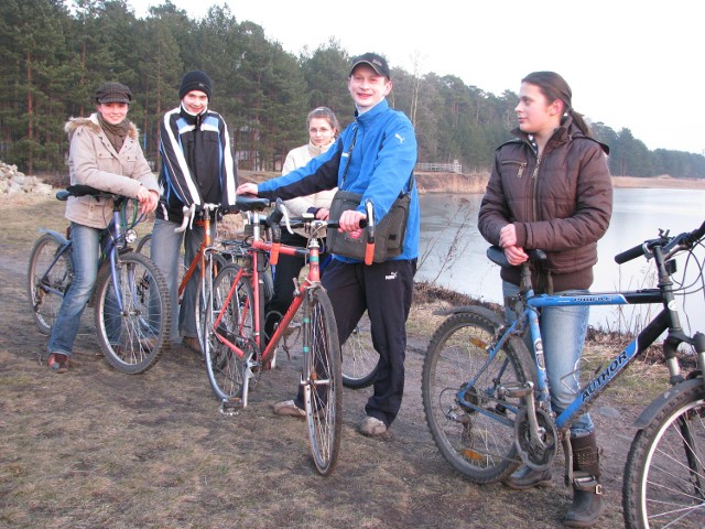 Grzegorz Kukowka (w niebieskim dresie) z grupą młodych rowerzystów z Kalet