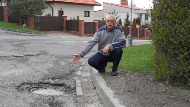 Andrzej Reguła pokazuje dziurę, która kosztowała go 600 zł