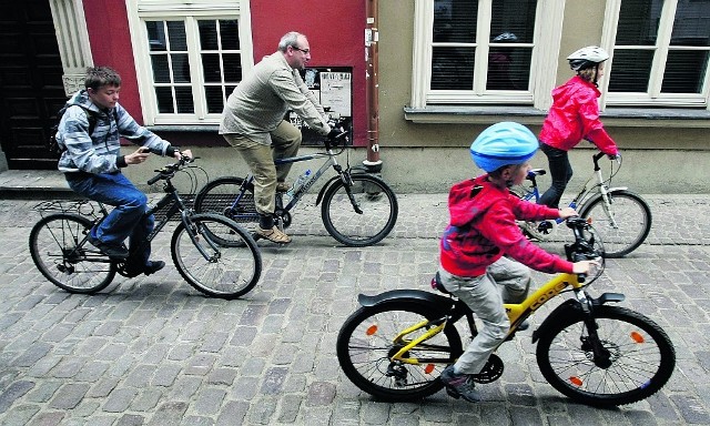 Główne Miasto i cała starówka zwłaszcza latem przyciągają bardzo wielu rowerzystów.