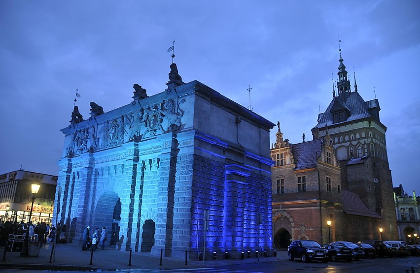 Światowy Dzień Wiedzy na Temat Autyzmu. Brama Wyżynna w Gdańsku podświetlona na niebiesko - ZDJĘCIA