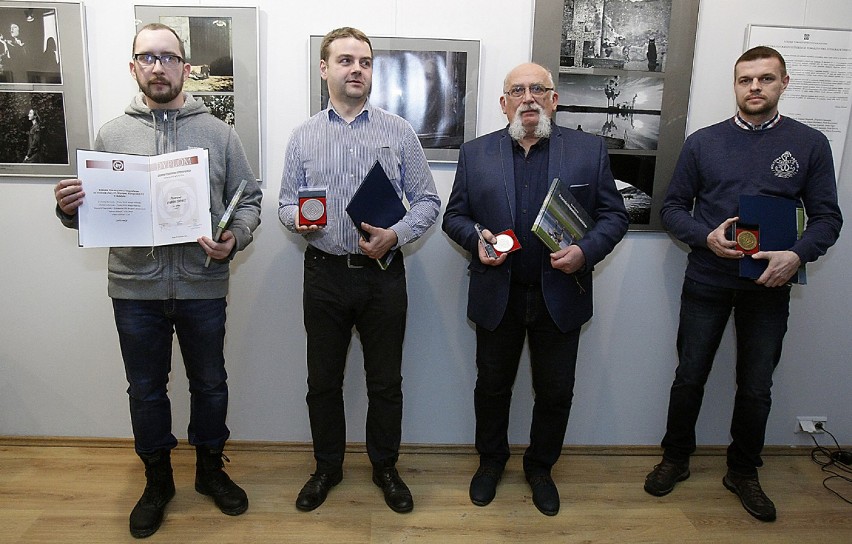 Łódzkie Towarzystwo Fotograficzne przyznało medale za twórczość artystyczną [ZDJĘCIA, WIDEO]