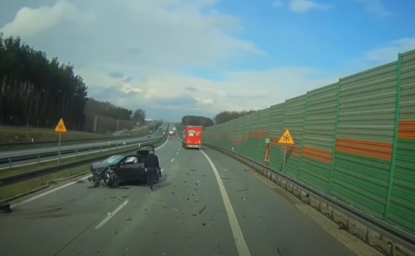 Wypadek na S8 pod Tomaszowem z udziałem toyoty GR yaris. W sieci pojawił się film z miejsca zdarzenia 