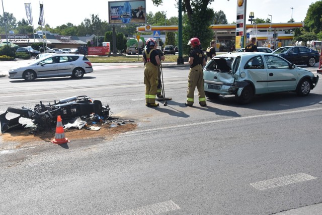 Na wskutek wypadku kierowca motocykla trafił do szpitala. Zobacz kolejne zdjęcia. Przesuwaj zdjęcia w prawo - naciśnij strzałkę lub przycisk NASTĘPNE