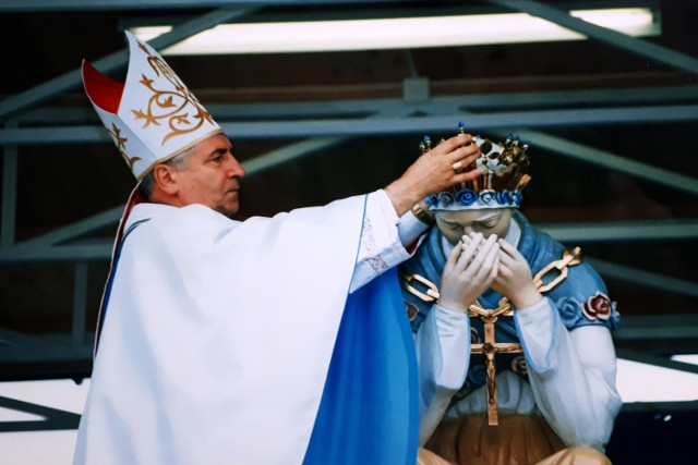 15 września 1996 roku koronacja Matki Bożej Saletyńskiej w Dębowcu.