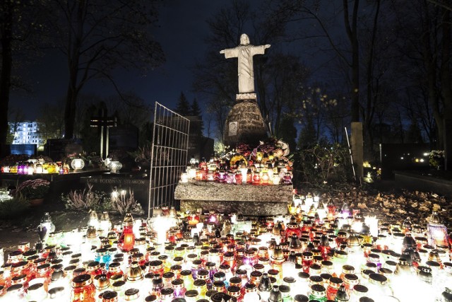 Powązki Wojskowe nocą. Cmentarz w blasku świec skłania do refleksji [ZDJĘCIA]