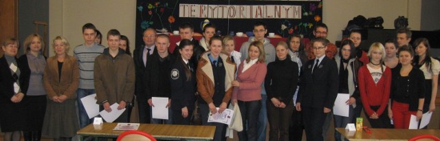 Pamiątkowe zdjęcie uczestników i organizatorów powiatowego konkursu o samorządzie.