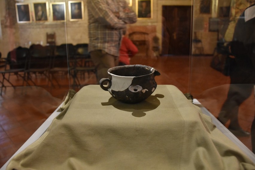 Tarnowskie muzeum zaprezentowało niezwykłe naczynie sprzed 2700 lat [ZDJĘCIA]