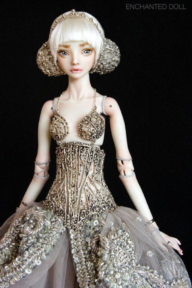 Enchanted dolls: Ten lalki pozują niczym prawdziwe modelki! Zobacz kontrowersyjną galerię