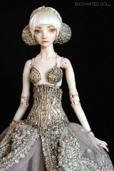 Enchanted dolls: Te lalki pozują niczym prawdziwe modelki! Zobacz kontrowersyjną galerię 