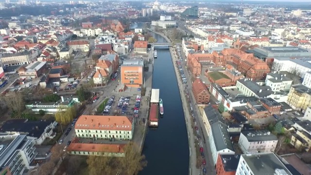 Piękne jest centrum Bydgoszczy widziane z lotu ptaka! Urokliwe zakątki miasta, jak ul. Mostowa, rondo Bernardyńskie czy Wyspa Młyńska zachwycają. Zresztą zobaczcie sami!



