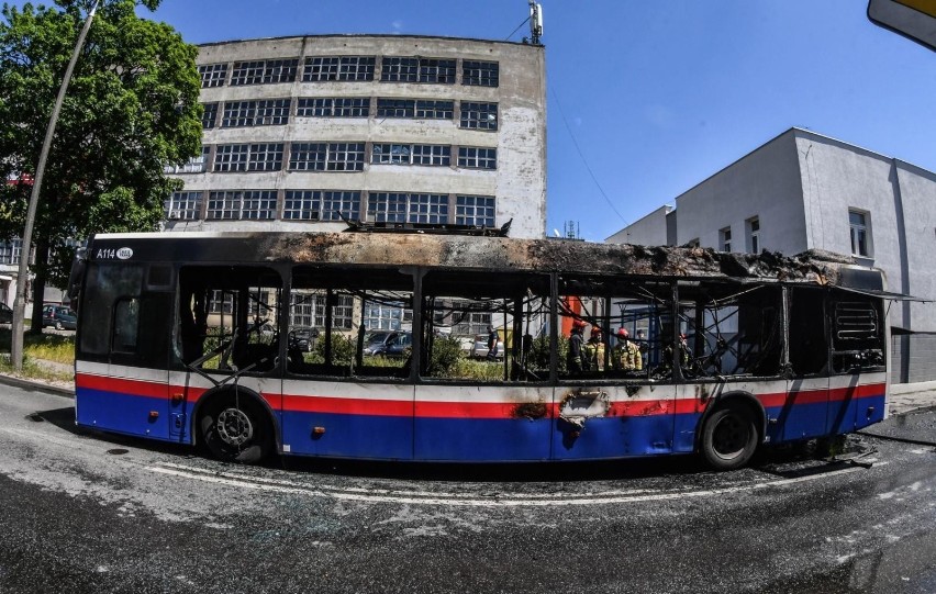 - Zgłoszenie o pożarze autobusu przy Pięknej/Strzeleckiej...