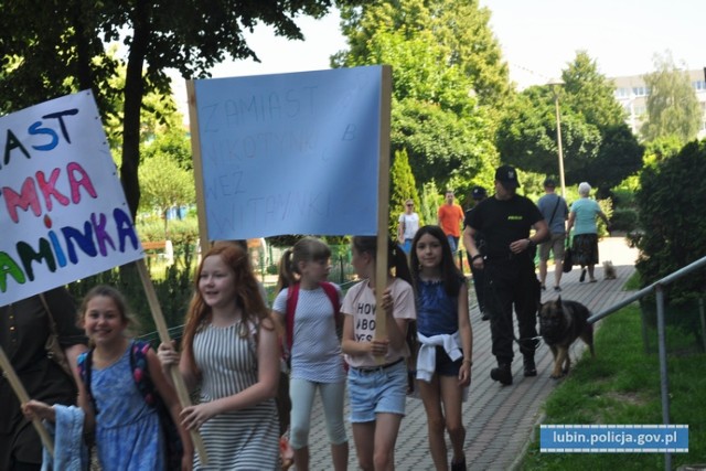 Kto nie pali jest na fali. Uczniowie lubińskiej „Piątki" świętowali dzień bez papierosa