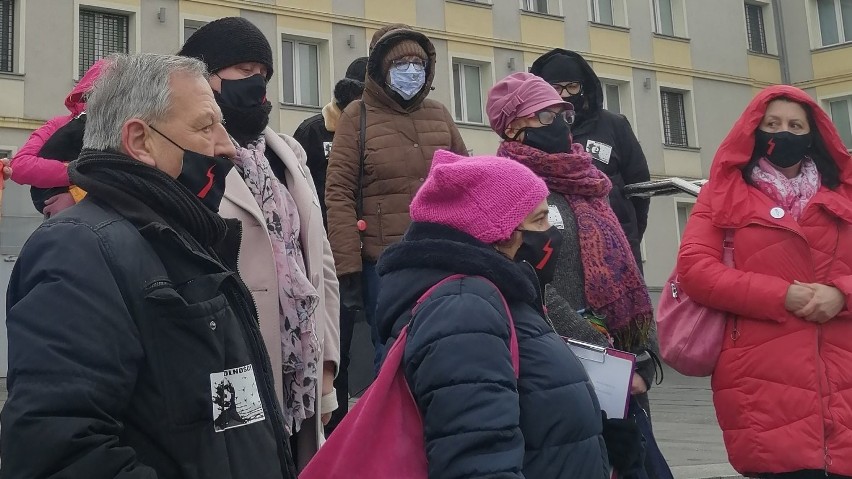 Protestujące kobiety przed komendą policji