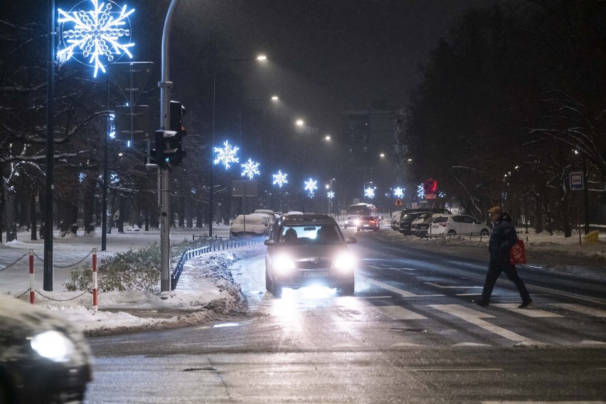 Ta dzielnica Warszawy ma najpiękniejszą iluminację! Bajeczna karuzela, renifery i aleja gwiazd. Po zmroku jest tam pięknie!