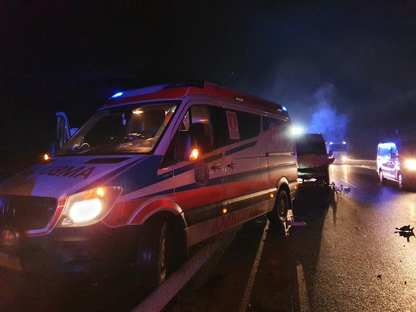 Rudno. Wypadek na autostradzie A4. Bus wiozący Ukraińców zderzył się z ciężarówką [ZDJĘCIA]