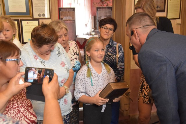 Fotorelacja z otwarcia wystawy Biblii w Dworze Marzeń w Sielcu koło Żnina