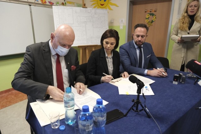Umowę na budowę szkoły w imieniu miasta podpisał prezydent Michał Zaleski i przedstawiciele wykonawcy - firmy Strabag Izabela Wiśniewska oraz Tomasz Jabłoński