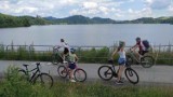 Ścieżka rowerowa nad Jeziorem Czorsztyńskim oblegana. Widać, że wakacje zaczęły się na dobre 