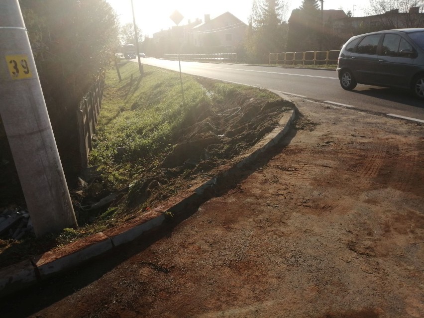 Na ulicy 3 Maja w Wieluniu wywróciła się ciężarówka. Kierowca został ranny [ZDJĘCIA]