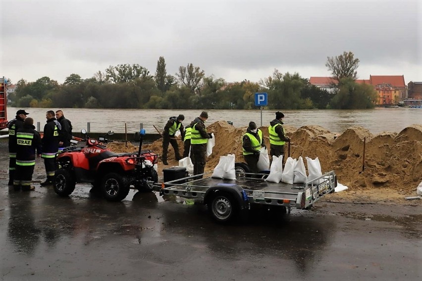 Powódź w Brzegu. Miasto szykuje się na niedzielną falę...