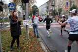 Kibice na trasie maratonu. Mimo pochmurnej pogody zagrzewali do walki biegaczy 22. Poznań Maratonu!