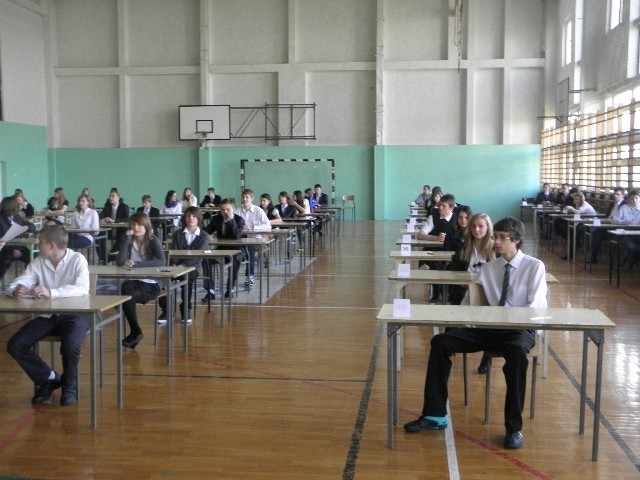 Uczniowie z Gimnazjum nr 5 tuż przed egzaminem