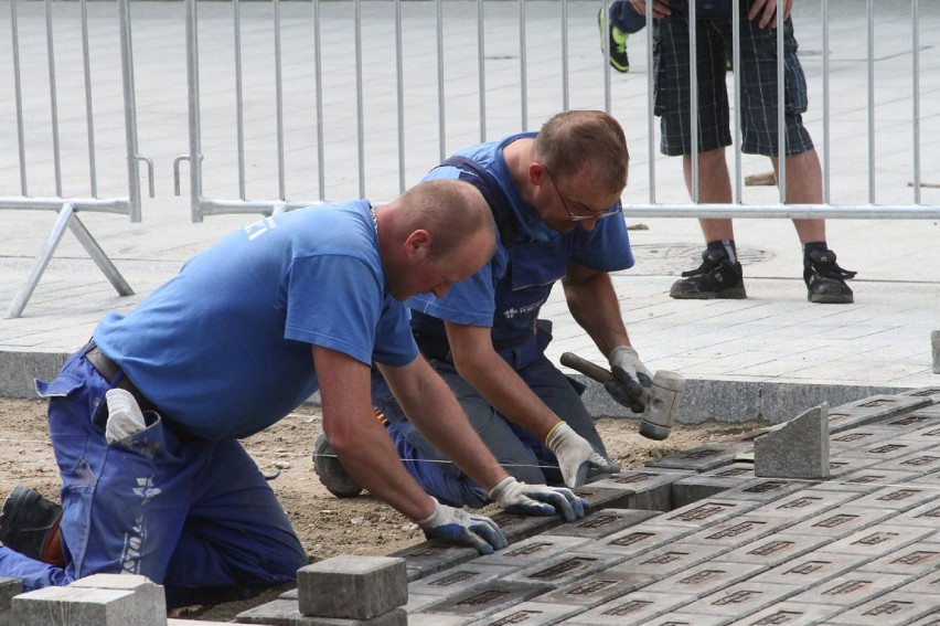 Remont Piotrkowskiej w Łodzi. Zobacz jak powstaje Pomnik Łodzian [ZDJĘCIA]