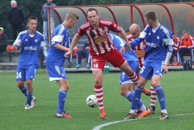 Paweł Cygnar (nr 10) przesądził o wygranej Soły w konfrontacji z Wisłą II Kraków 2:1. Były to derby Małopolski w III lidze piłkarskiej.