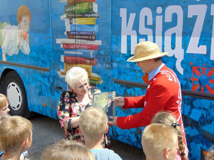 Biblioteka w Budzyniu: Książkobus odwiedził Budzyń i Wyszyny...