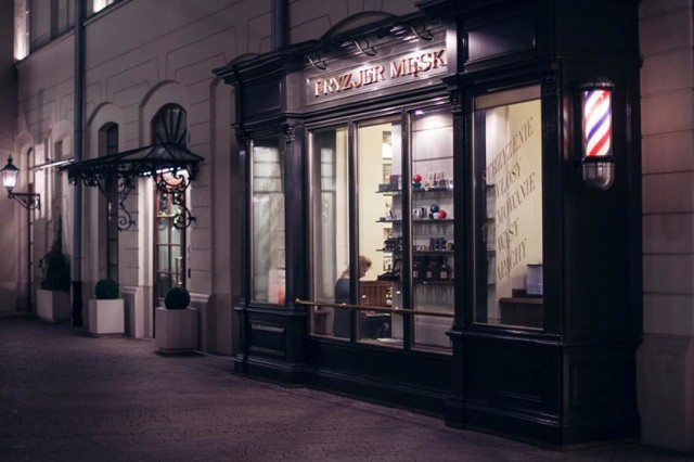 The Hermit Barber Shop znajduje się przy pl. Bankowym 1. 

W salonie na panów czeka bardzo bogata oferta. Nie tylko ostrzygą, wytrymują czy wypielęgnują brodę, ale też mogą skorzystać z zabiegów na twarz, masaży głowy, karku i twarzy czy opracowania linii brwi.

Ceny zaczynają się od 10 zł. Tyle mężczyźni zapłacą za opracowanie linii brwi. Najwięcej, bo 120 zł, kosztują strzyżenie włosów, pełne golenie i zabiegi na twarz.

Szczegółowy cennik znajduje się na fanpage'u barber shopu