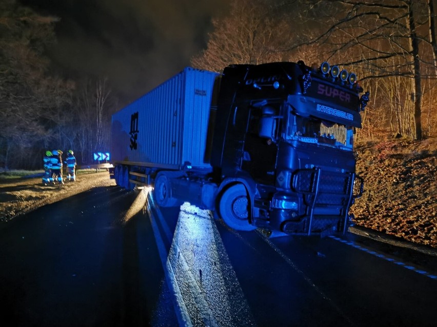 Groźny wypadek trzech pojazdów w Leźnie 13.03.2023