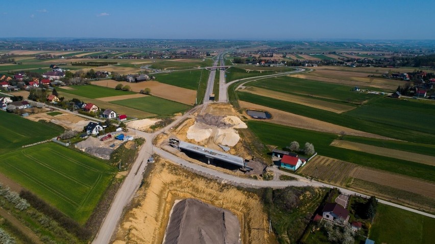 Kraków, budowa trasy S7. Budowany odcinek drogi ekspresowej...